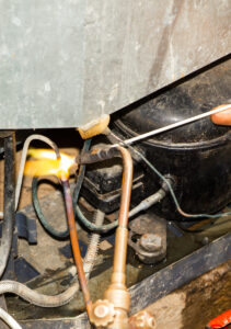 Buscando por Conserto de Adega Climatizada em Goiânia? servico-conserto-geladeira (2)