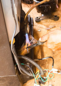 Buscando por Conserto de Adega Climatizada em Goiânia? servico-conserto-geladeira