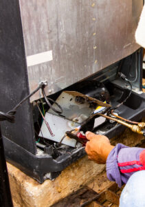 Buscando por Conserto de Adega Climatizada em Goiânia? servico-conserto-geladeira (3)