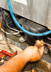 Buscando por Conserto de Adega Climatizada em Goiânia? servico-conserto-geladeira (4)